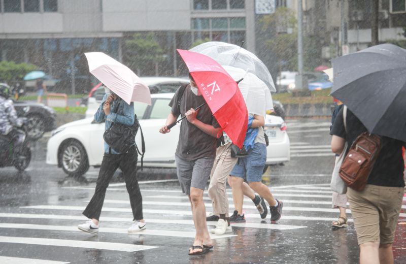 ▲今日全台好天氣，午後要嚴防短暫雷陣雨。至於未來是否有新颱風生成？氣象專家吳德榮說明生成機率、最新路徑。（圖／記者葉政勳攝，2022.09.03）