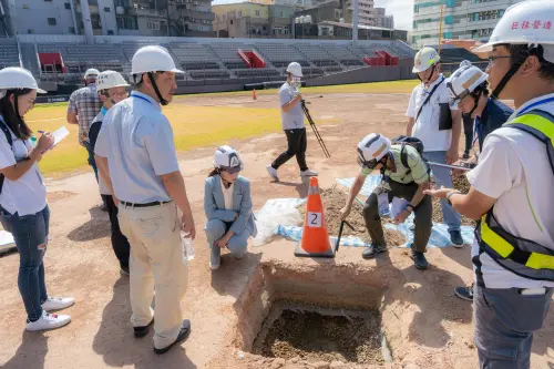 真有大秘寶?新竹棒球場地底藏廢電線、磚塊!他轟:12億確定泡湯