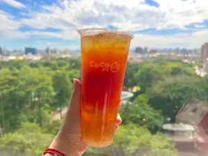 7月星巴克「買一送一」最新優惠!加料才10元 手搖飲COMEBUY半價 ▲CoCo都可Uber Eats外送買一送一!7月開喝「玫荔佳人」新品。(圖/CoCo都可提供)