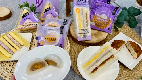 全家霜淇淋聯名再睡5分鐘新口味!哈尼午茉綠x香芋牛奶7/5吃優惠 ▲芋泥奶皇大福42元、芋泥QQ三角蛋糕48元、芋泥肉鬆球48元與雙餡芋泥羅馬包48元。(圖/記者蕭涵云攝)
