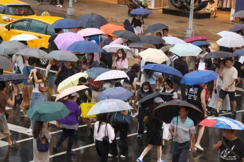 快訊／上班注意！台南、高雄等6縣市「大雨特報」　雨從早下到晚
