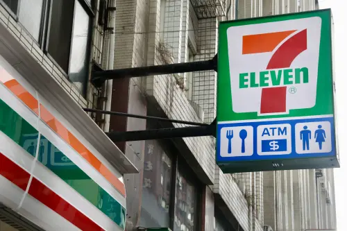 台股暴跌不怕了!7-11衛生棉、牙膏買一送一 金色三麥啤酒免費喝