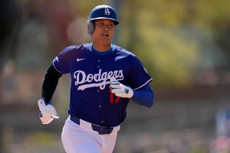 大谷翔平在今（11）日洛杉磯道奇對上克里夫蘭守護者的比賽中，擔任指定打擊打第1棒，單場選到2次保送，且首次挑戰電子好球帶成功。（圖／美聯社／達志影像）