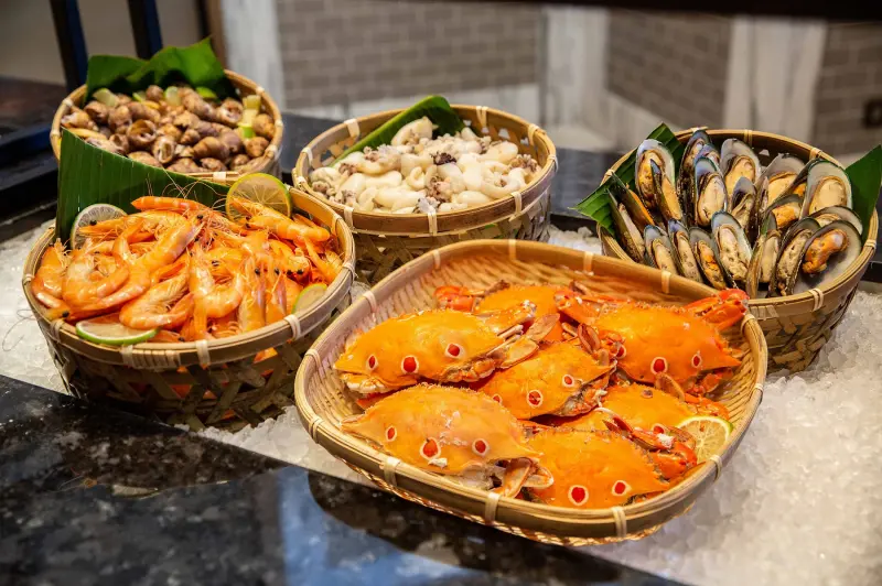 ▲台北萬豪酒店Garden Kitchen自4月3日至4月6日止，推出只要用餐拍攝全家合照並分享至社群平台，打卡標記後，未滿12歲以下孩童即可免費享用自助美饌。（圖／台北萬豪酒店提供）