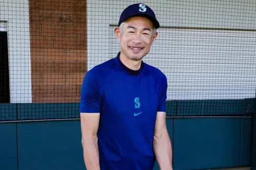 影／鈴木一朗開球飆到135公里！球迷驚呼：50歲了竟然還能這樣投
