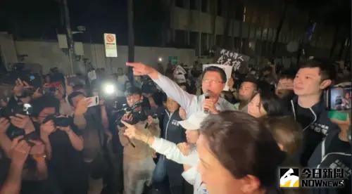 北檢外違法集會將到案說明 謝龍介宣戰劉世芳:帶隊來逮捕吧