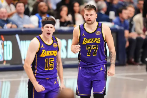 Luka Doncic(右)新球季持續是湖人持球第一選擇,而球團相信、也因為合約相關規定,幾乎確定會把Austin Reaves留下,在一旁輔助雙星。(圖/美聯社/達志影像) ▲Luka Doncic(右)新球季持續是湖人持球第一選擇,而球團相信、也因為合約相關規定,幾乎確定會把Austin Reaves留下,在一旁輔助雙星。(圖/美聯社/達志影像)
