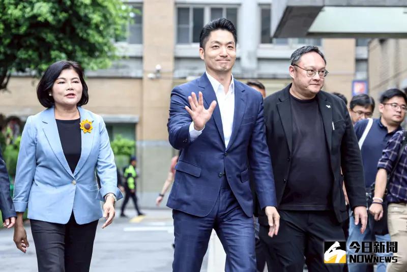 ▲台北市長蔣萬安率藍營縣市長赴政院訴願。（圖／記者朱永強攝，2025.06.04）