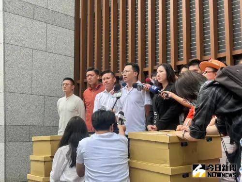 罷免吳思瑤連署書達27290件！四叉貓喊不信：上樓演20分下樓作秀

