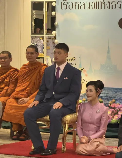 近期提幫功王子出席一場在德國慕尼黑的活動,陪同他出席的竟然不是王后而是貴妃。(圖/翻攝自X) ▲近期提幫功王子出席一場在德國慕尼黑的活動,陪同他出席的竟然不是王后而是貴妃。(圖/翻攝自X)