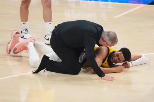印第安納溜馬在客場迎戰奧克拉荷馬雷霆,Tyrese Haliburton切入過程中無碰撞倒地受傷痛哭,痛苦哀號。 ▲印第安納溜馬在客場迎戰奧克拉荷馬雷霆,Tyrese Haliburton切入過程中無碰撞倒地受傷痛哭,痛苦哀號。(圖/美聯社/達志影像)